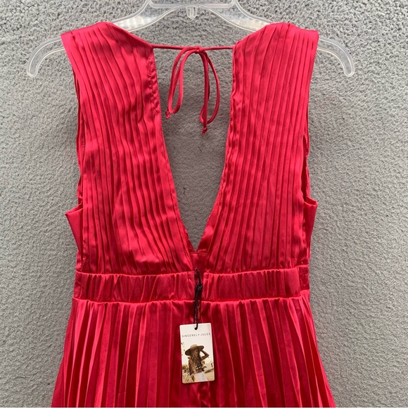 Sincerely Jules Dress Size M Hot Pink Sleeveless V-Neck Pleated Fit & Flare NWT - Picture 9 of 13